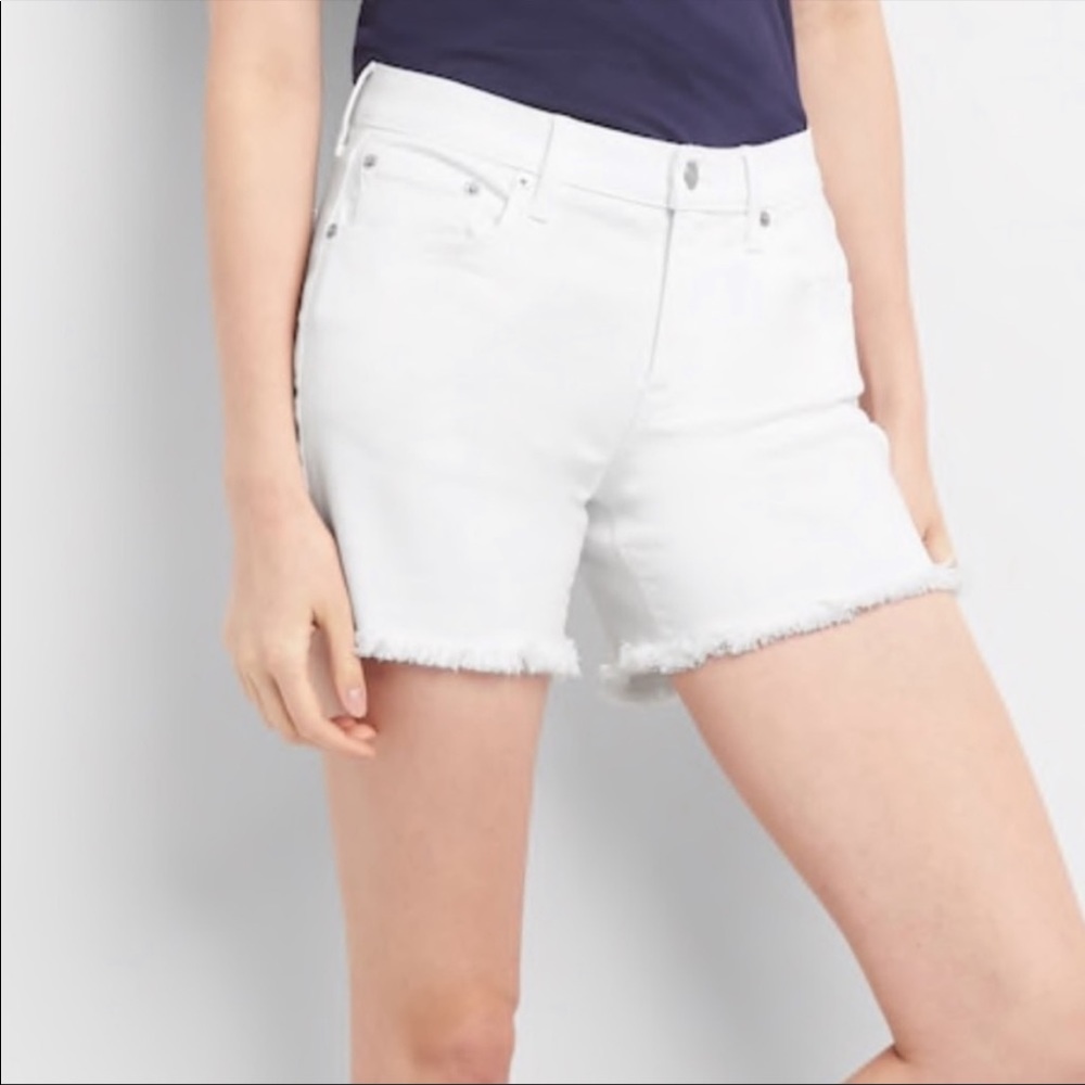 NWT GAP White Denim Fringed 5” Stretch Midrise Shorts Sz 27R.